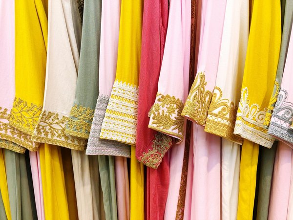 Comment choisir et commander une abaya en ligne